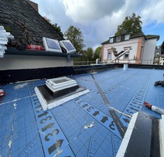 Flachdachsanierung mit neuer Dampfsperre und Lichtkuppel