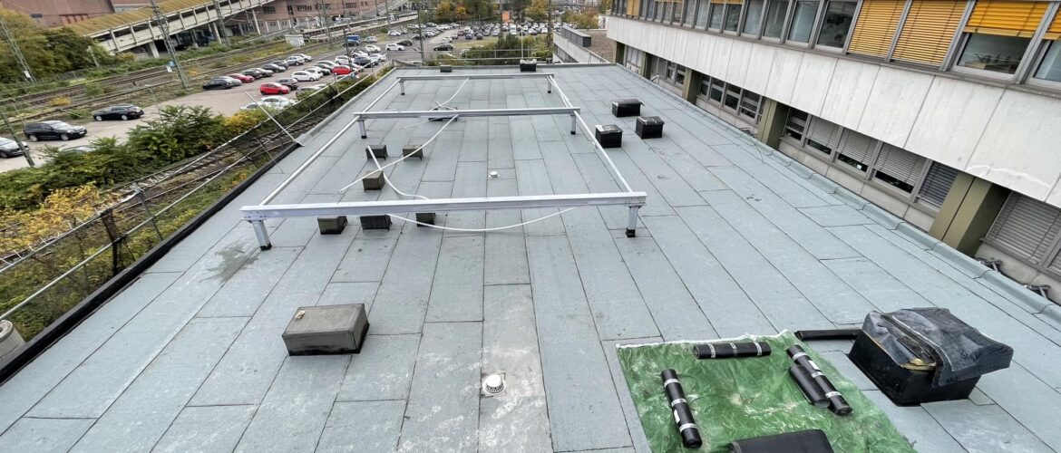 Große Flachdachfläche mit Bitumenbahnen und Montageschienen