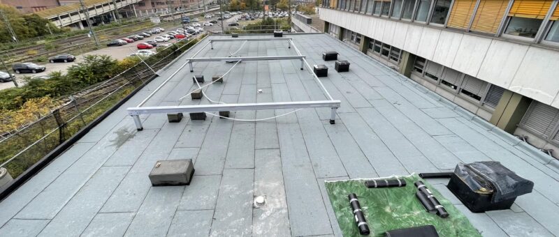 Große Flachdachfläche mit Bitumenbahnen und Montageschienen