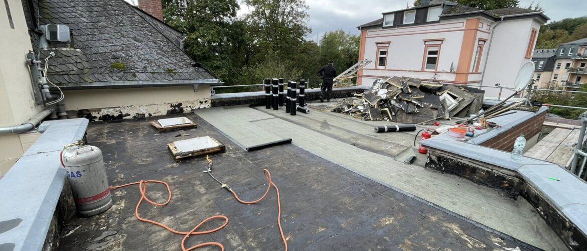 Flachdachsanierung mit ausgebauten Altschichten