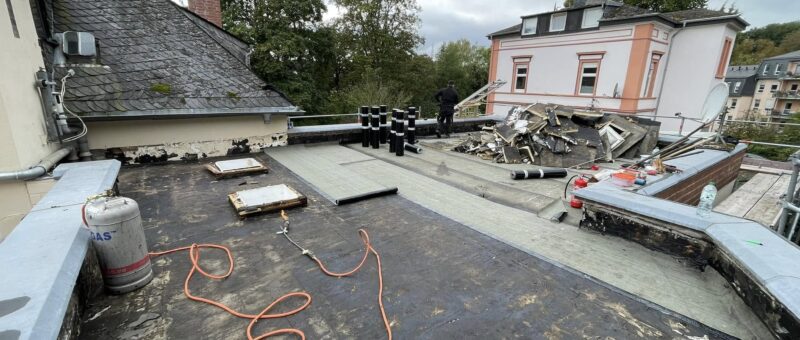 Flachdachsanierung mit ausgebauten Altschichten