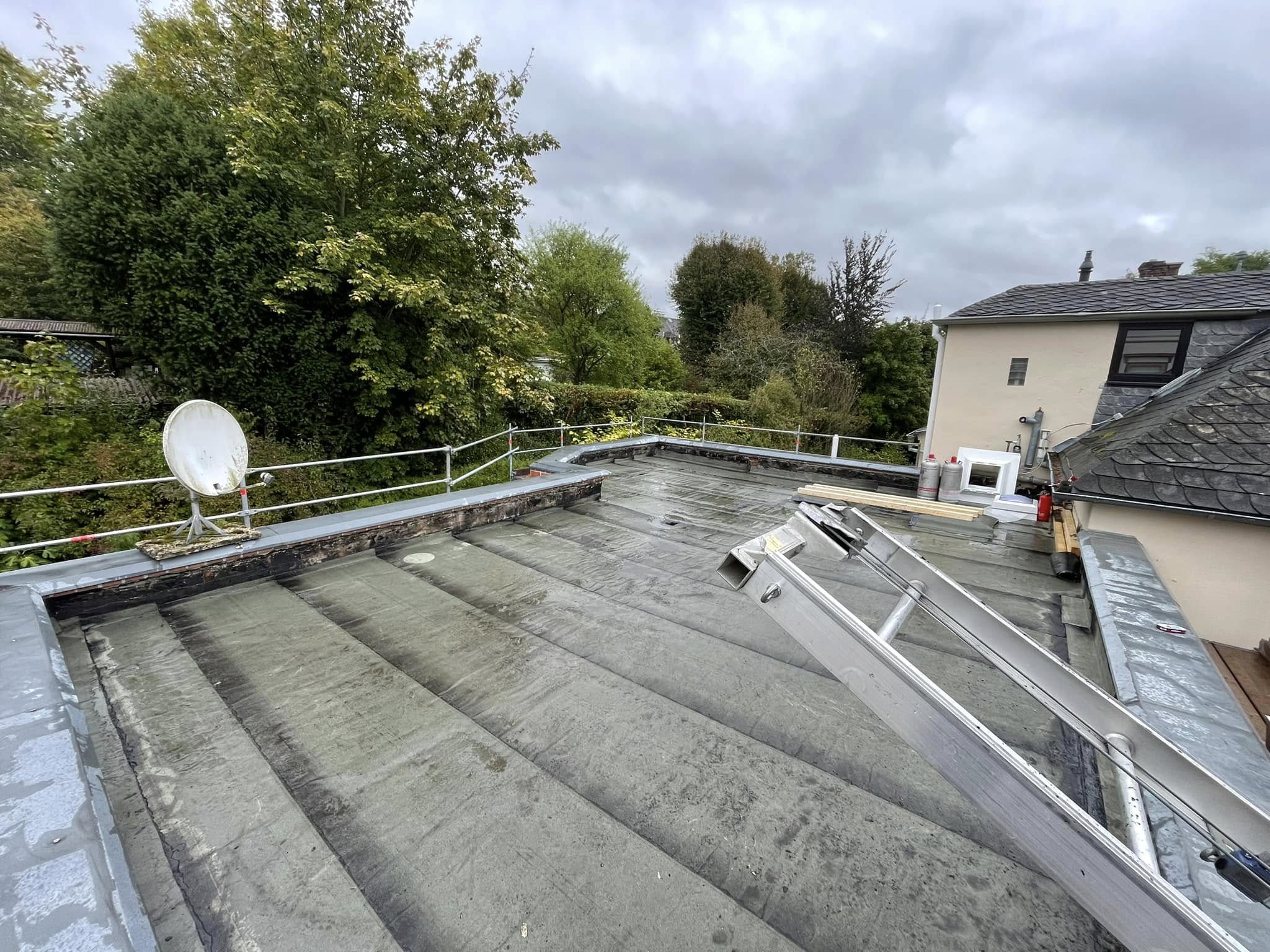 Flachdach mit Bitumenabdichtung vor der Sanierung